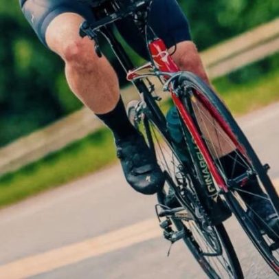 Ciclista morre após atropelamento por caminhão no litoral de São Paulo