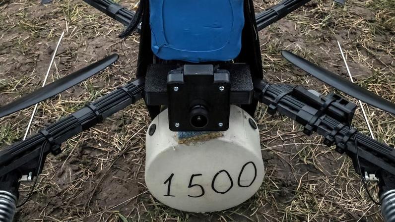 Um drone de visão em primeira pessoa da Odd Systems, com um explosivo simulado pesado acoplado, aguarda um voo de teste em um local não divulgado na Ucrânia, em 6 de novembro de 2025