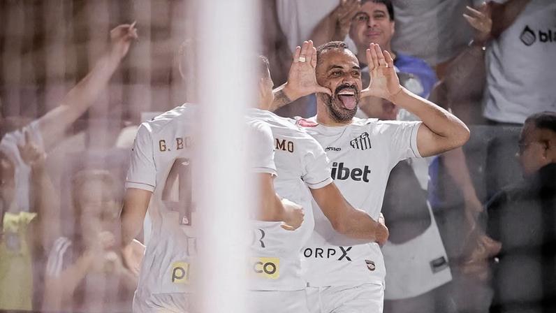 Até no gol, jogadores tentam destacar Neymar. Foi o que fez Moisés ao marcar contra o Atlético