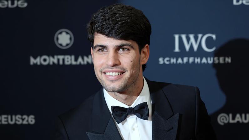 Carlos Alcaraz apareceu com uma proteção no pulso durante a cerimônia do Prêmio Laureus.