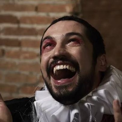 Montagem de Hamlet transforma espaço no centro de SP em cena viva