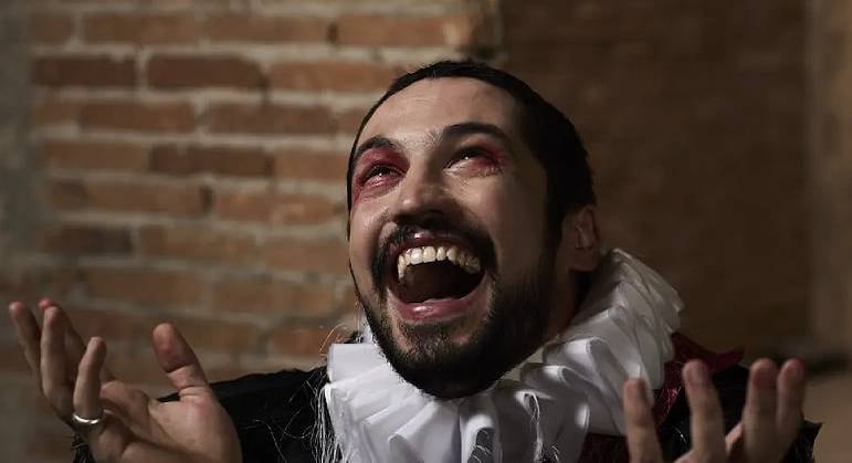 Montagem de Hamlet transforma espaço no centro de SP em cena viva