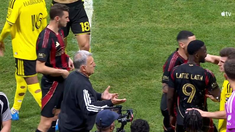 Columbus Crew vence Atlanta United por 3 a 1 e Martino recebe cartão vermelho