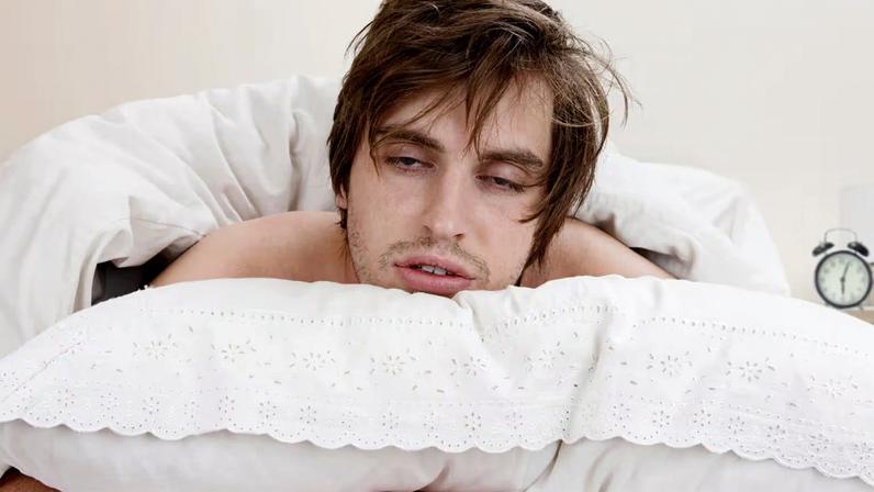 Sono ruim altera saúde intestinal. (Foto: Getty Images via Canva)