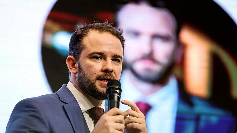 O ministro da Fazenda, Dario Durigan, foi ao Senado para reunião com Alcolumbre