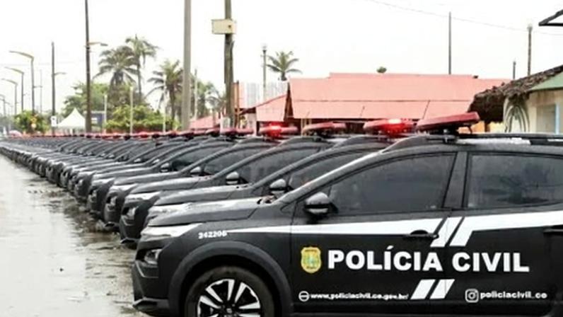 Viaturas, enfileiradas, da Polícia Civil do Ceará