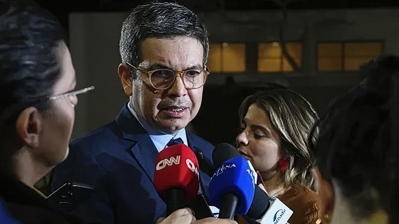 O líder do governo no Congresso, Randolfe Rodrigues (PT-AP); o presidente da CCJ do Senado, Otto Alencar (PSD-BA); e presidente do Senado, Davi Alcolumbre (União-AP), durante sessão no plenário