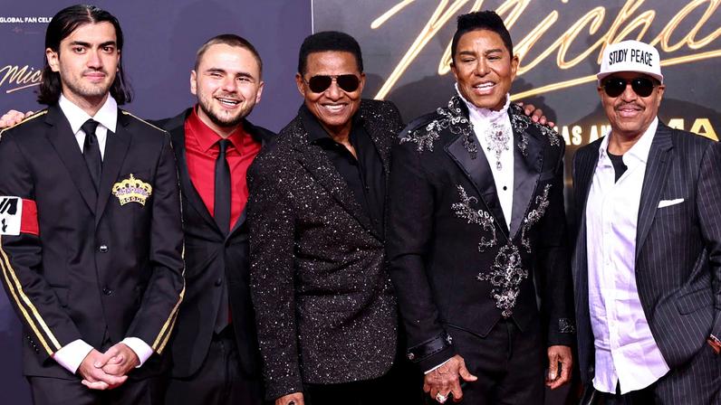 Família de Michael Jackson se reúne em raro momento na pré-estreia de filme