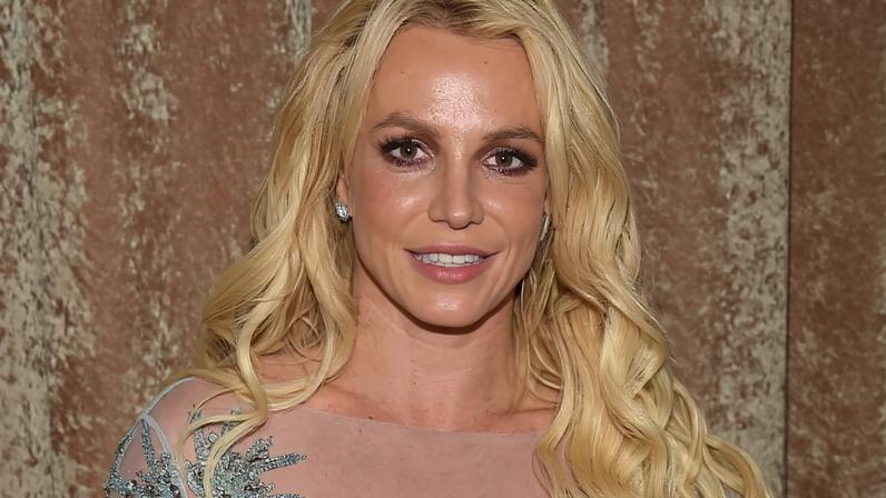 Britney Spears se interna em clínica após prisão, diz revista