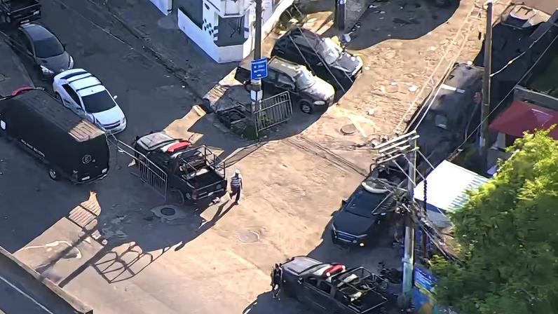 Policiais estão no acesso da Nova Holanda