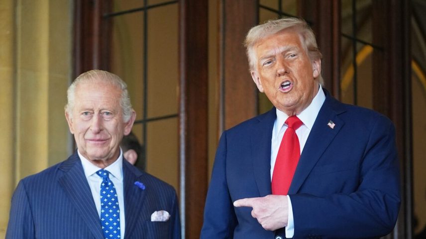 O rei Charles III recebeu o presidente americano Donald Trump no Reino Unido, no ano passado; nesta segunda-feira, ele visita os EUA.