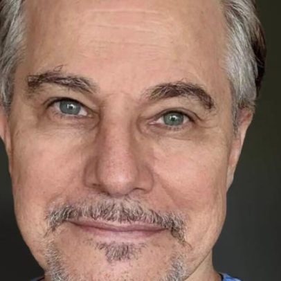 Edson Celulari mostra a caçula assistindo musical no teatro
