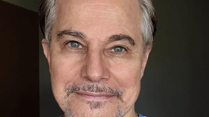 Edson Celulari mostra a caçula assistindo musical no teatro