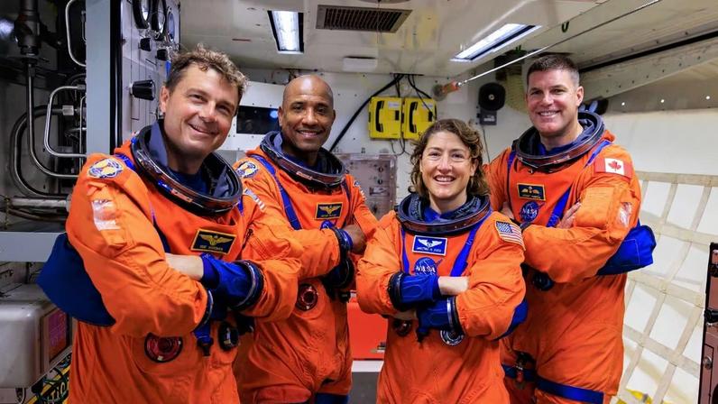 Astronautas da Artemis II testam procedimentos na plataforma de lançamento no Kennedy Space Center (Imagem: NASA/Frank Michaux)