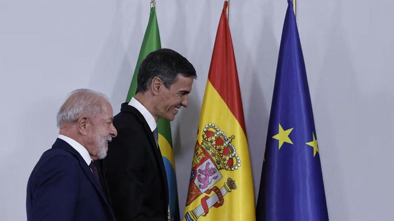 Lula e Pedro Sánchez em reunião em Barcelona
