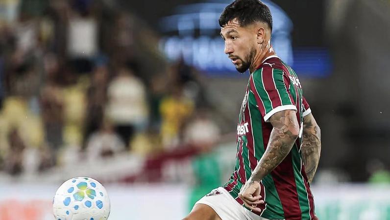 Lucho Acosta, meia do Fluminense, deixou partida contra o Flamengo após levar bolada no rosto e cair de mal jeito