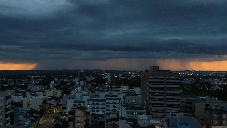 Risco de temporais aumenta no RS esta semana com a passagem de novo ciclone extratropical pelo Uruguai (Foto: Santa Maria, RS, por Silvana Frasson)