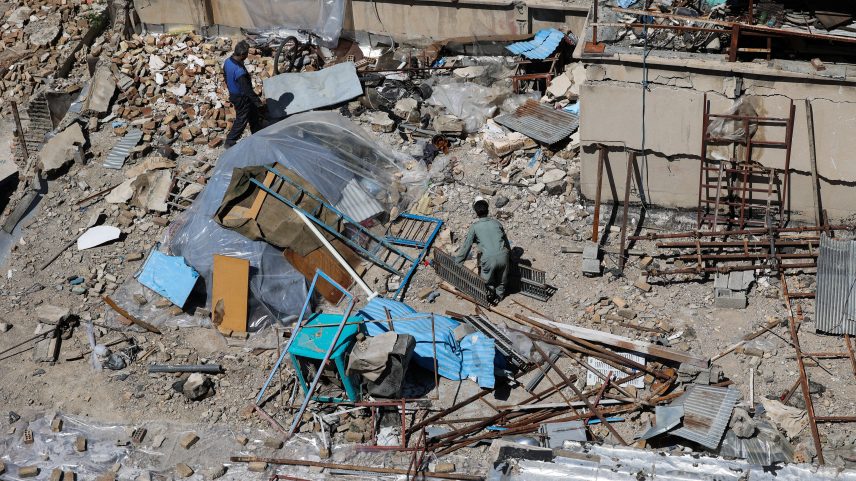 Prédio residencial atingido por bombardeio em Karaj, no Irã