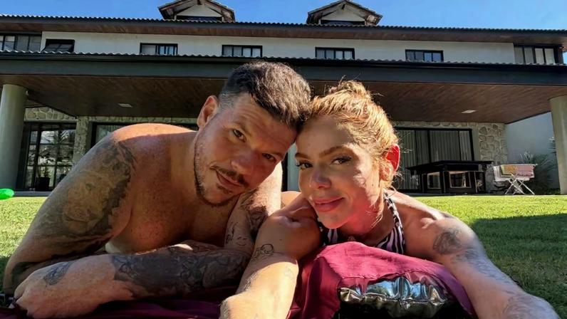 Casal Ferrugem e Thaís Vasconcellos curtem dia de sol com as filhas