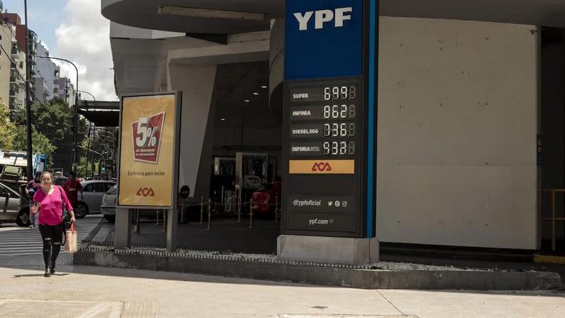 Milei defende livre mercado, Argentina controla preço da gasolina