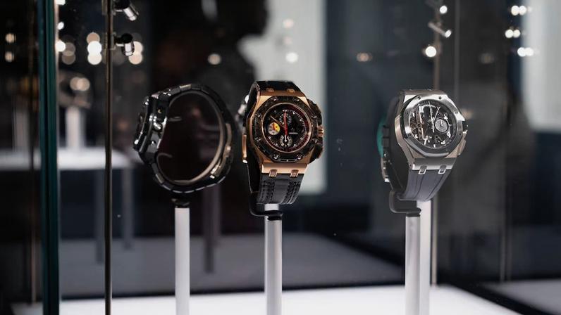 Relógios da Audemars Piguet na Dubai Watch Week em 2025: setor depende há muito tempo dos moradores ricos do Oriente Médio e dos turistas que visitam a região.
