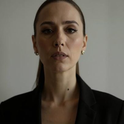 Tatá Werneck mostra foto grávida e homenageia amizade de 20 anos