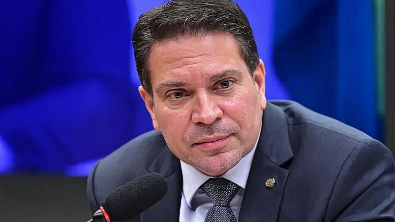 Um delegado que esteve envolvido na detenção do ex-deputado federal brasileiro Alexandre Ramagem (PL-RJ) terá que deixar os EUA. (Foto: Zeca Ribeiro/Câmara dos Deputados)