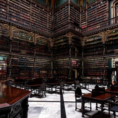 Biblioteca carioca com 350 mil livros e fachada de 1887, ícone da neomanuelina