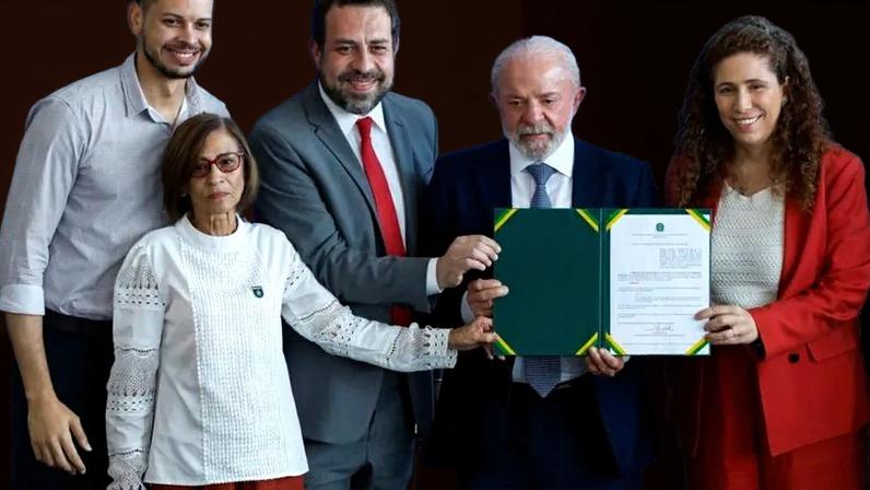 Lula participou na 2ª feira (13.abr.2026) da cerimônia de assinatura dos atos; o evento contou com a presença dos ministros Esther Dweck e Guilherme Boulos