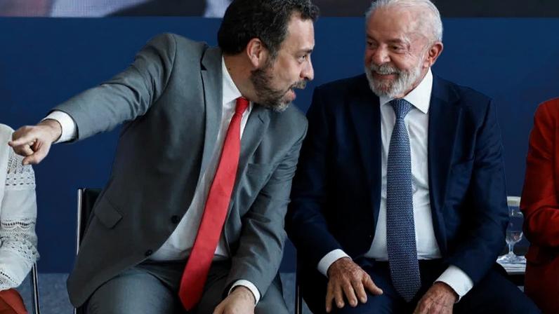 Na imagem, Guilherme Boulos (esq.) e Lula (dir.), em cerimônia no Palácio do Planalto