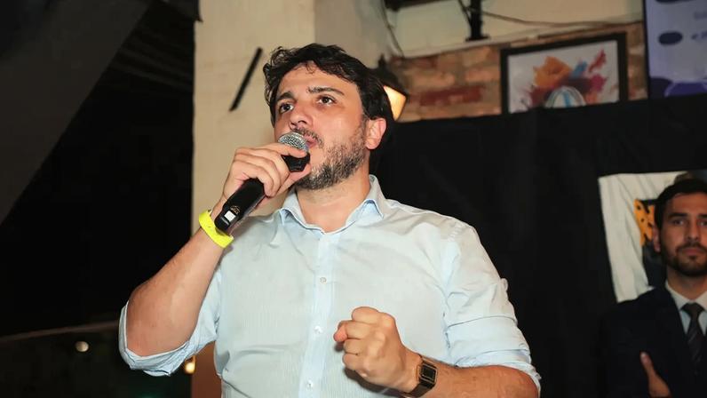 "Eu sou um candidato de direita, o Flávio é do Centrão e o Lula é um candidato de centro-esquerda", declara Renan Santos. (Foto: Divulgação/Missão)