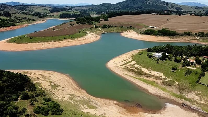 Represa do Rio Jaguari, que compõem o Sistema Cantareira, o principal responsável pelo abastecimento de água da capital paulista e da região metropolitana