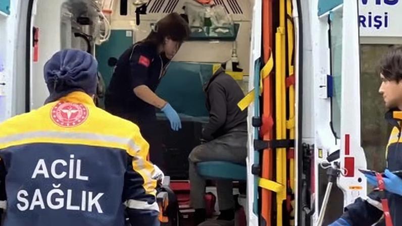 Resgatados são levados de ambulância para o hospital