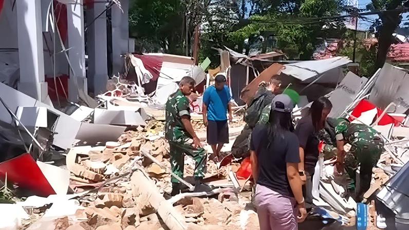 Equipes de busca recuperam um corpo após terremoto de magnitude 7,6