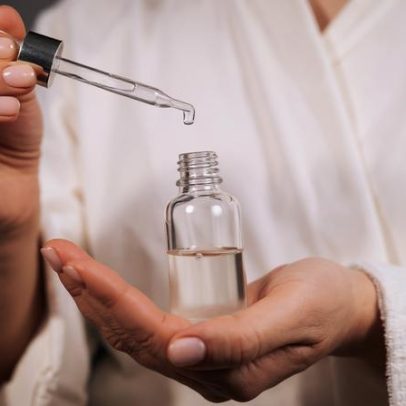 Retinol pode ajudar a reduzir rugas e manchas no skincare