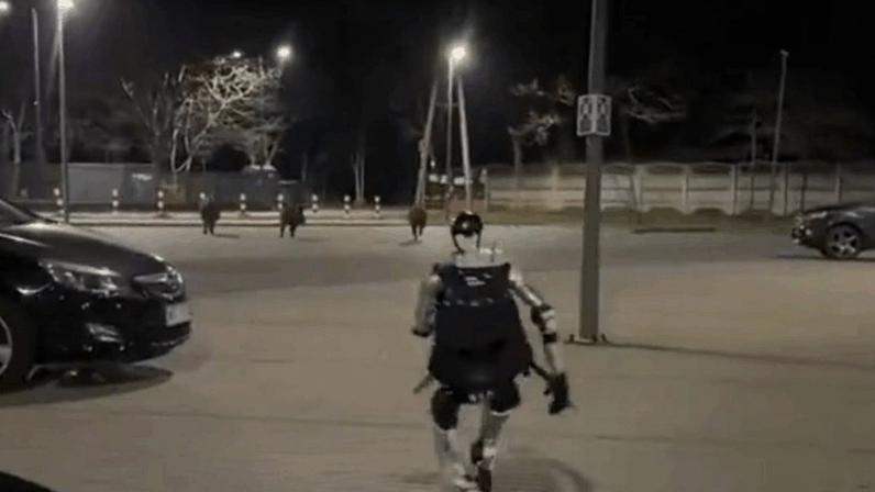 Robô humanoide correndo pelas ruas de Varsóvia