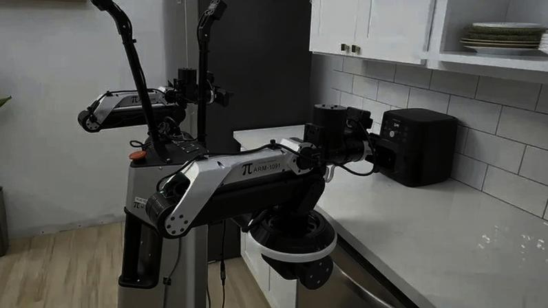 Robô π0.7 da Physical Intelligence: modelo demonstrou conhecimento para ações simples com air fryers