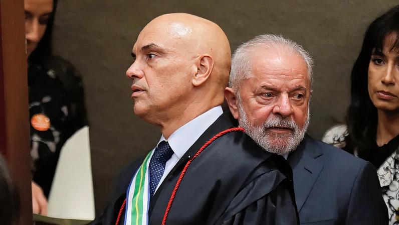 O presidente Lula e o ministro Alexandre de Moraes em cerimônia no TSE
