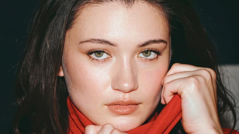 Isa Briones, estrela de The Pitt, está pronta para dar descanso ao estetoscópio