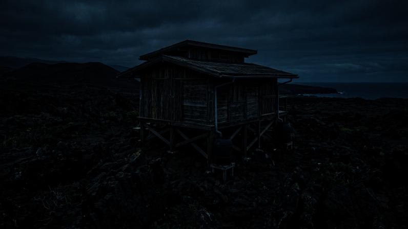 Homem fica 100 dias isolado em ilha vulcânica, cabana com técnica japonesa antiga
