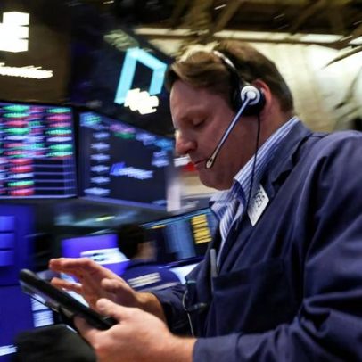 Wall Street fecha em leve queda diante de tensões EUA–Irã