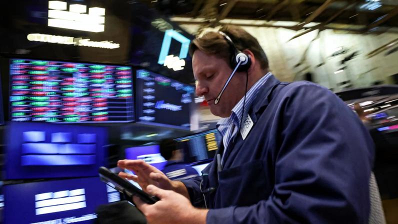 O mercado acionário nos Estados Unidos fechou em leve queda nesta segunda-feira (20)