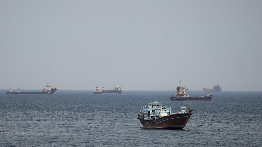 REUTERS - Navios e embarcações no estreito de Ormuz 22/04/2026