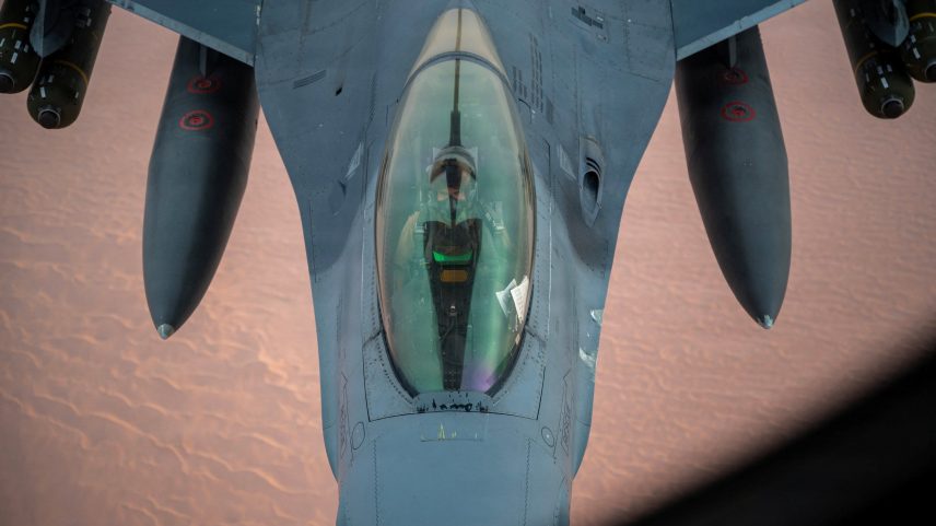 Falcon americano reabastece durante missão no Oriente Médio