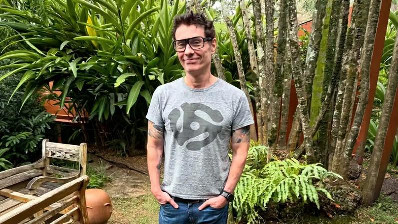 Dinho Ouro Preto celebra 62 anos com aniversário fora do comum