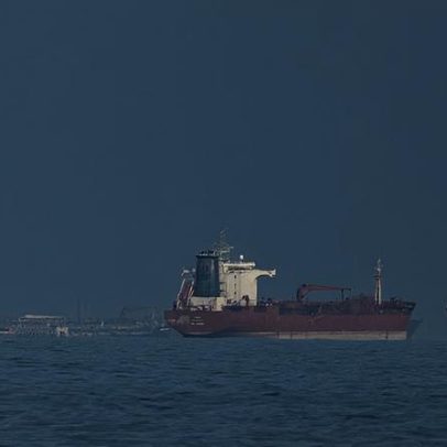 Irã libera passagem de navios comerciais pelo Estreito de Ormuz