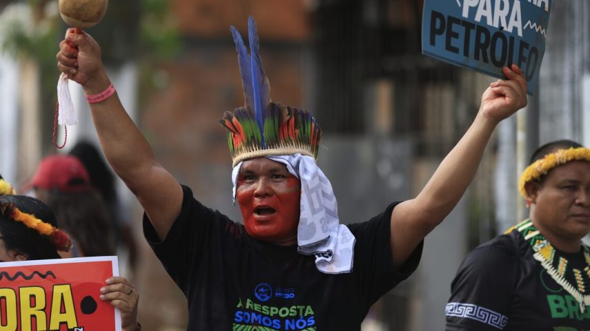 Em marcha em Belém, durante a COP-30, manifestantes reforçaram o apelo pelo fim do uso de combustíveis fósseis