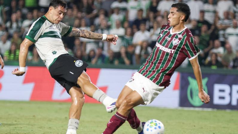 Lance do jogo entre Coritiba e Fluminense
