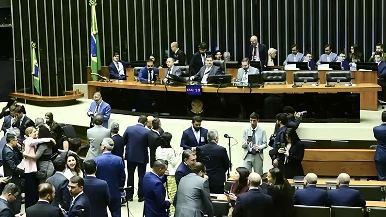 Deputados, senadores e o governador do Rio de Janeiro, Claudio Castro (PL), durante sessão conjunta nesta quinta-feira (27)