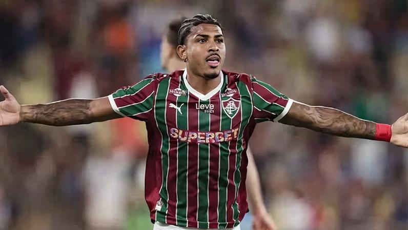 Fluminense amassa Corinthians no Maracanã em jogo com expulsão por gesto obsceno